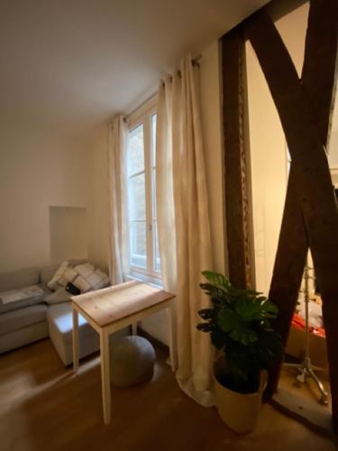 Appartement Charmant Apartment dans le coeur de Paris Escalier 2, 1er Etage a gauche 71 Rue Saint-Honoré Paris