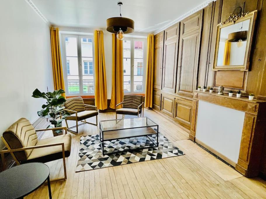 Appartement Charmant appartement avec patio-terrasse Appartement n°2, Etage n°1 50 Rue de la République, 39110 Salins-les-Bains