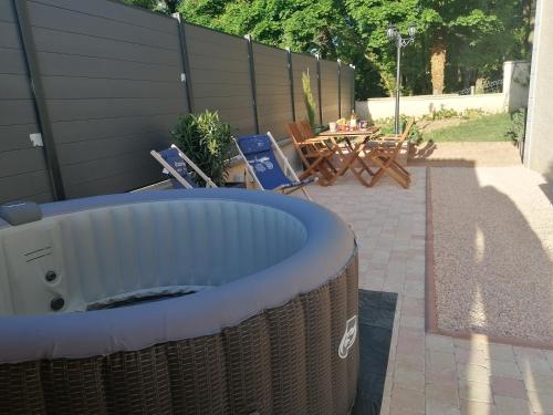 Charmant appartement T2 dans villa avec spa extérieur de mai à septembre Laveyron france