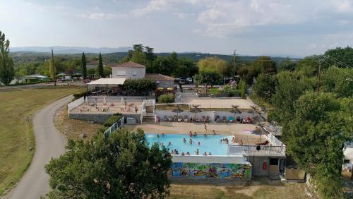 Camping Charmant camping Familiale 3 Etoiles vue 360 plage piscine à débordement empl XXL 670. CHEM DE CHAVETOURTE Labeaume