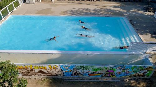 Charmant camping Familiale 3 Etoiles vue 360 plage piscine à débordement empl XXL Labeaume france