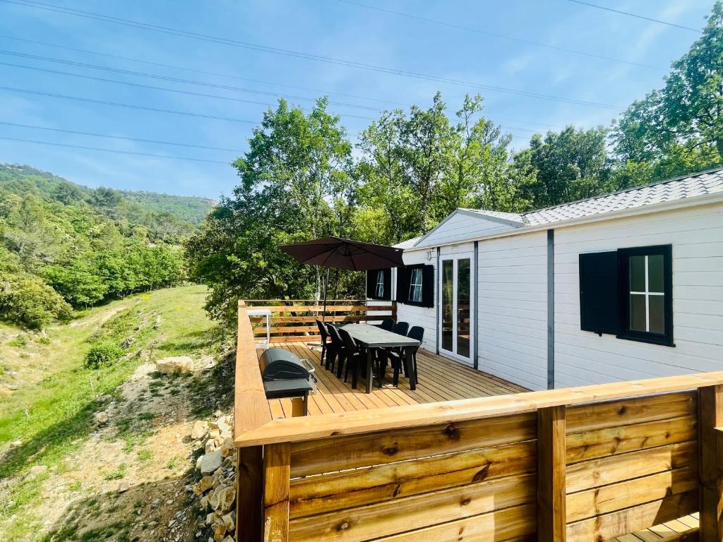 Camping Charmant Chalet avec terrasse et accès piscine. La Verrerie, 83136 Rocbaron