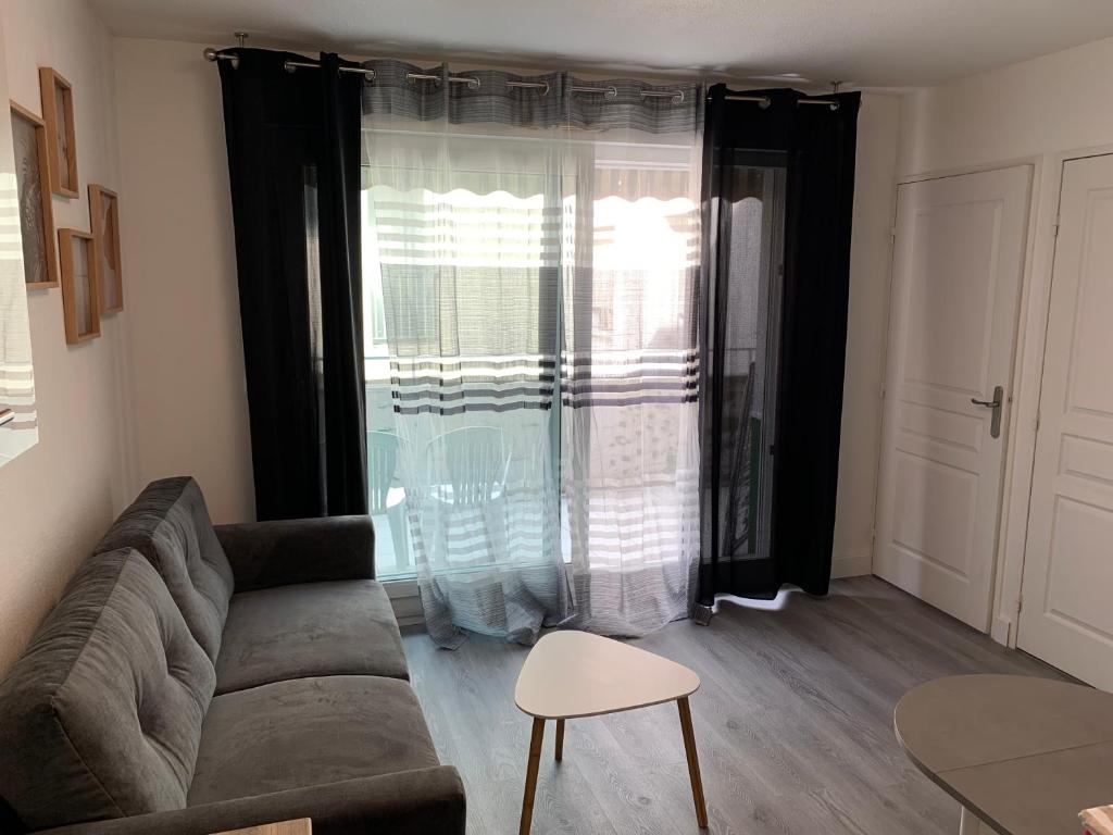 Appartement CHARMANT F1 CENTRE MANDELIEU AVEC PISCINE 217 Rue Laurent Gandolphe, 06210 Mandelieu-la-Napoule