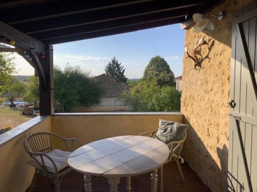 Maison de vacances Charmant gite avec piscine https://www.airbnb.fr/manage-your-space/715846082961549067/details Cercles