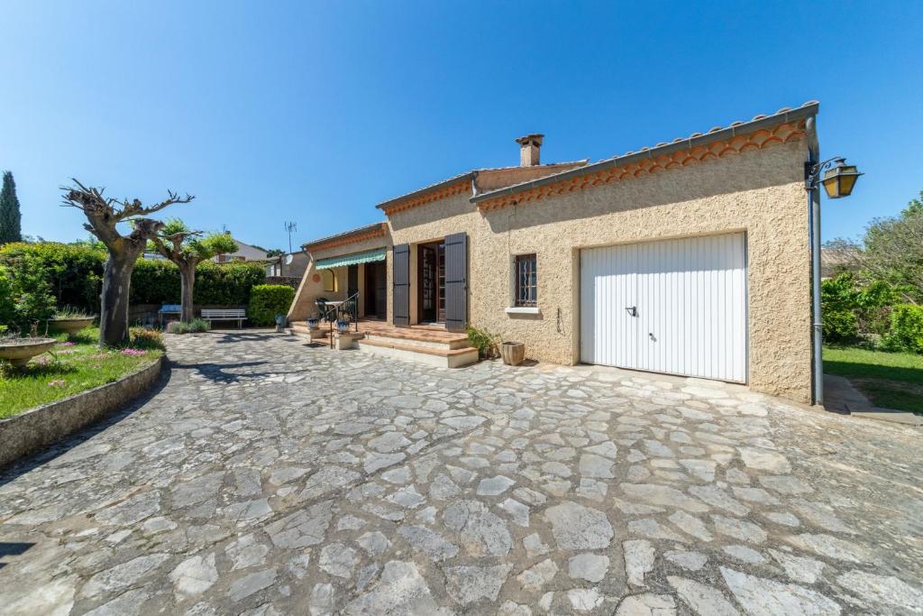 Villa Charmante maison avec terrasse aux portes de l'Ardèche 100 Rue des Mûriers, 30130 Pont-Saint-Esprit