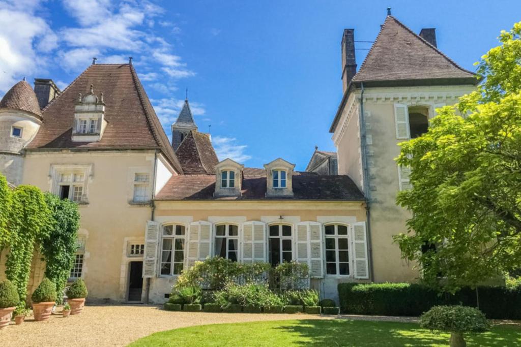 Maison de vacances Charming 14th Century Village Chateau with gardens and outdoor heated pool Le Bourg, 24600 Celles