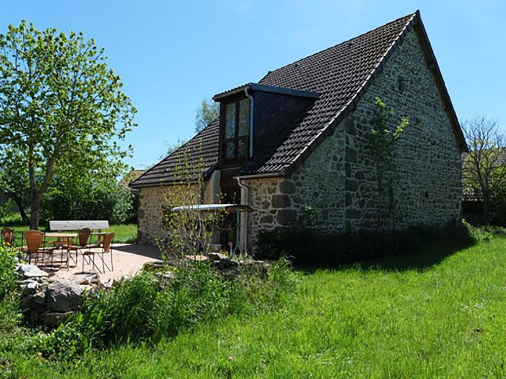 Maison de vacances Charming and characterful home in the Auvergne with a view over the valley , 63700 Lapeyrouse