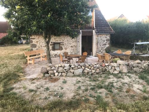 Maison de vacances Charming and characterful home in the Auvergne with a view over the valley  Lapeyrouse