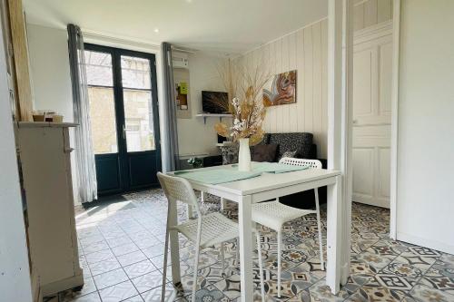 Appartement Charming apartment in the center of a small wine village 2 rue du Pont 37530 MOSNES (Appartement de droite) Mosnes