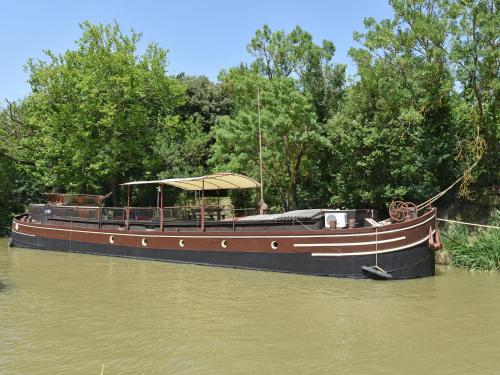 Charming Boat in Villedubert with Terrace Villedubert france