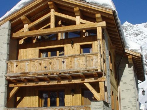 Chalet Charming Chalet in Champagny en Vanoise near Ski Area  Le Villard