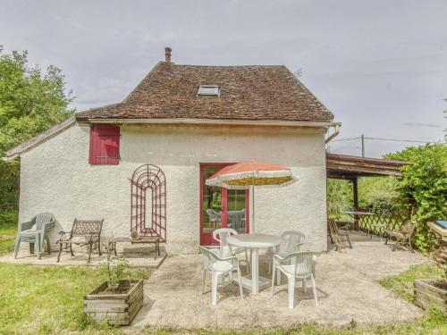 Villa Charming Cottage in Devay with Illuminated Garden  Devay