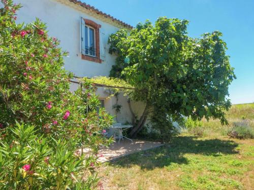 Maison de vacances Charming cottage with swimmingpool in a vineyard  Autignac