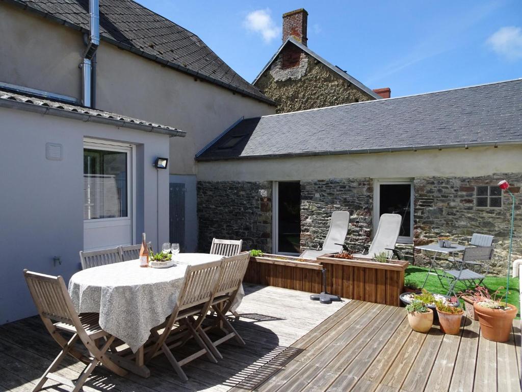 Maison de vacances Charming, fully renovated stone house , 50290 Bricqueville-sur-Mer