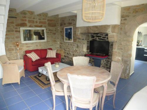 Maison de vacances Charming holiday home 50 m from the sea  Plougasnou