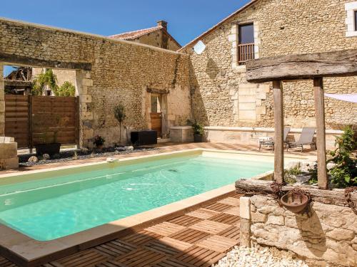 Charming holiday home in Aquitaine with Swimming Pool Champagne-et-Fontaine france