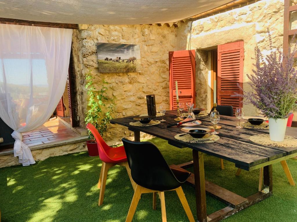 Maisons de vacances Charming house with view close to Aix en Provence 1 rue du Roy René, 13650 Meyrargues