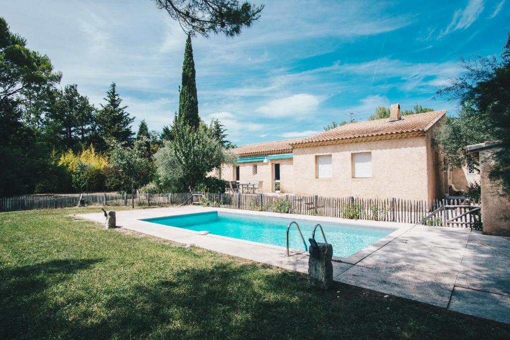 Maison de vacances Charming secluded house with a private outdoor pool 940 chemin des Gypières, 84800 LʼIsle-sur-la-Sorgue