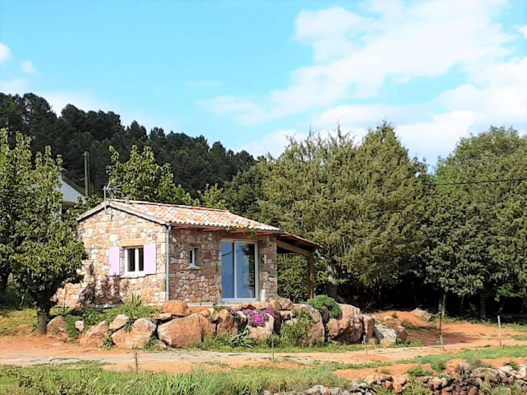 Maison de vacances Charming stone Tiny House with communal pool, Chambonas , 07140 Chambonas