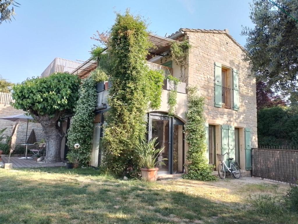 Maison de vacances Charming stone villa with pool & garden 10 Rue du Vieux Bassin, 30700 Montaren-et-Saint-Médiers