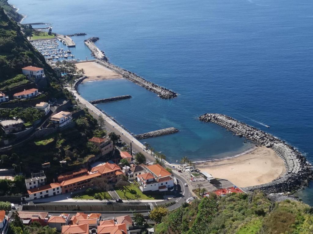 Appartements Charming Studios in Calheta Beach - Villa Esmeralda Av. D. Manuel I, Rua de Trás n 1 - Calheta, 9370-135 Calheta