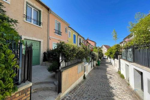 Charming townhouse with garden in the City of Love Paris france