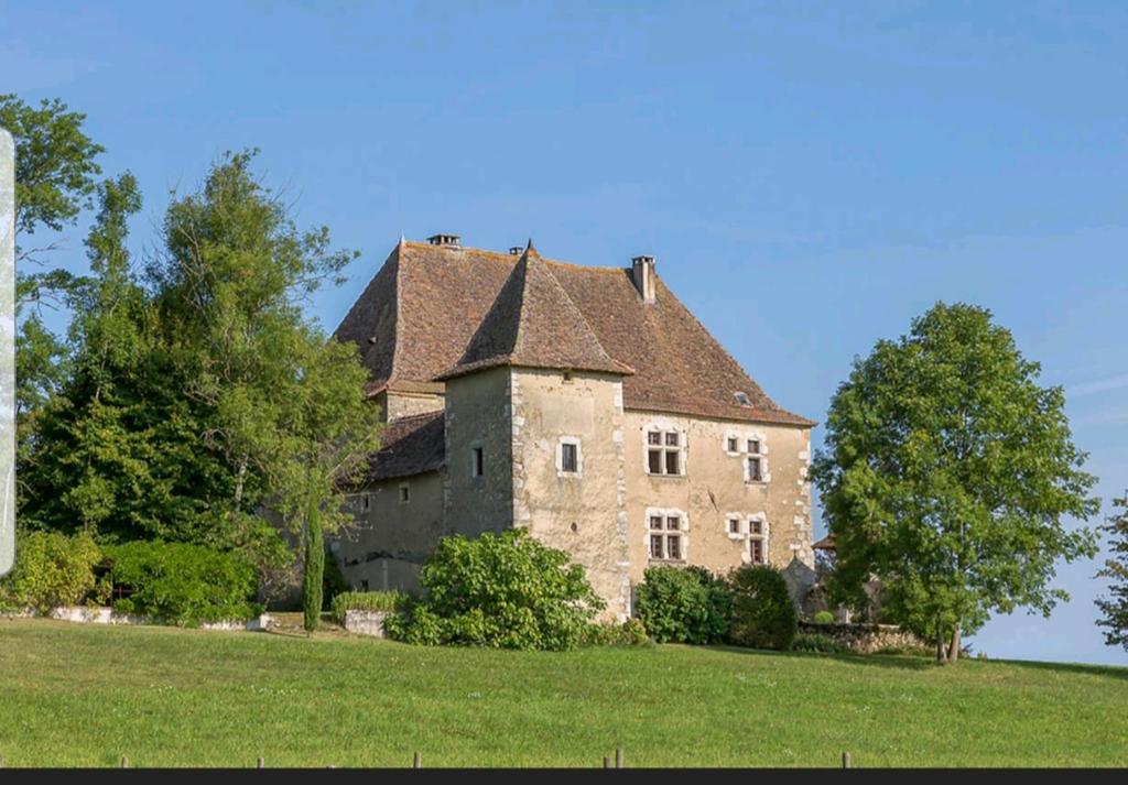 B&B / Chambre d'hôtes Château beyrin Château de Beyrin, 73170 Traize