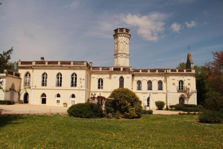 Maisons de vacances Chateau Castelrives 469 Avenue de Castres, 31660 Bessières