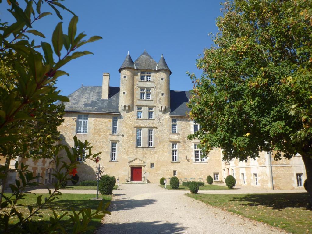 B&B / Chambre d'hôtes Château d'Avanton 5 Place de l'Eglise, 86170 Avanton