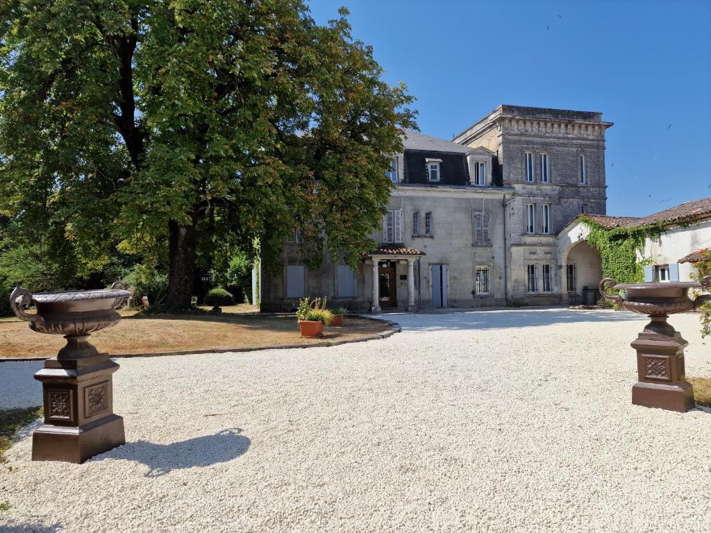 Séjour chez l'habitant Château de Champblanc 12 rue de l abreuvoir Cherves-Richemont, 16370 Cherves-de-Cognac