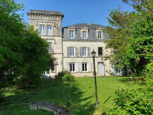 Séjour chez l'habitant Château de Champblanc 12 rue de l abreuvoir Cherves-Richemont Cherves-de-Cognac