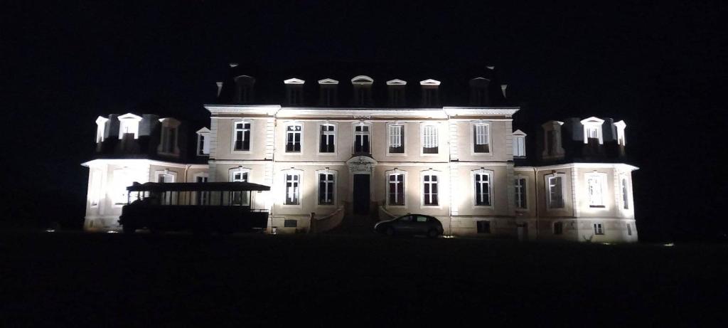 Maison d'hôtes Château de la Bouchatte chambre les Roses 48 Route de la Chapelaude, 03370 Chazemais