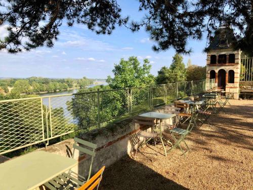 Chateau de la Boussiniere Gennes france