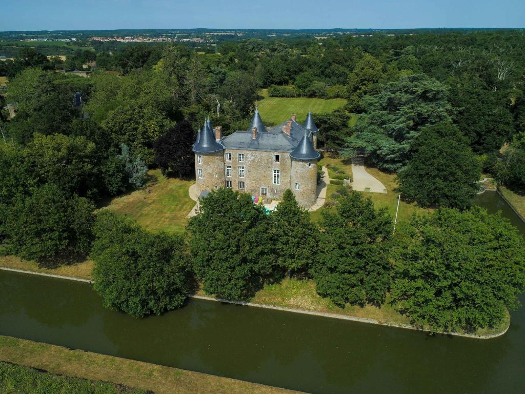 B&B / Chambre d'hôtes Château De La Frogerie S/N Château De La Frogerie, 49360 Maulévrier