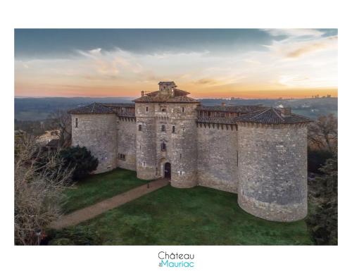 B&B / Chambre d'hôtes château de Mauriac lieu dit Mauriac Château de Mauriac Senouillac