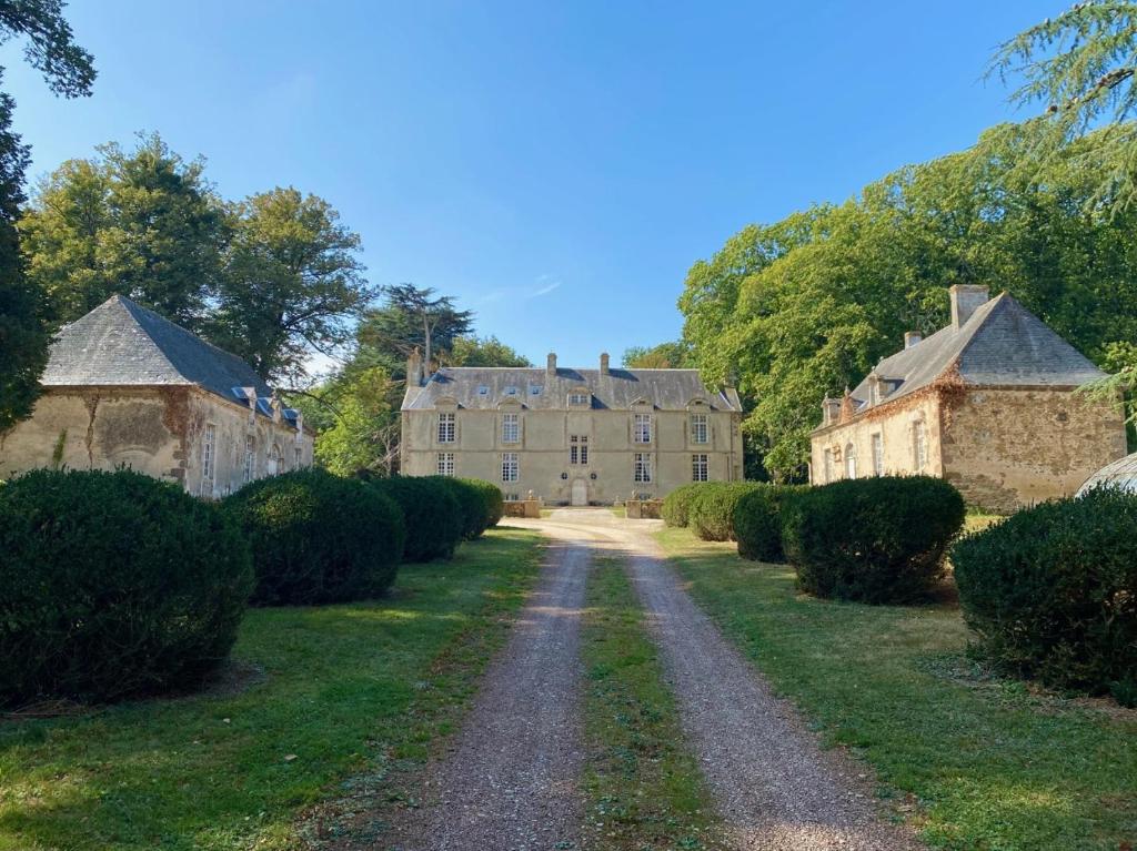 Villa Château de Moulins 14 Rue Saint-Symphorien, 72130 Moulins-le-Carbonnel