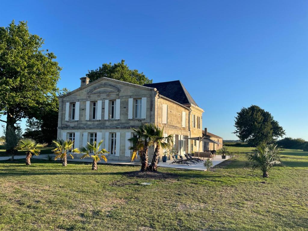 B&B / Chambre d'hôtes Château de Neyran Maison d'hôtes & Spa 10 Route de Talais, 33780 Soulac-sur-Mer