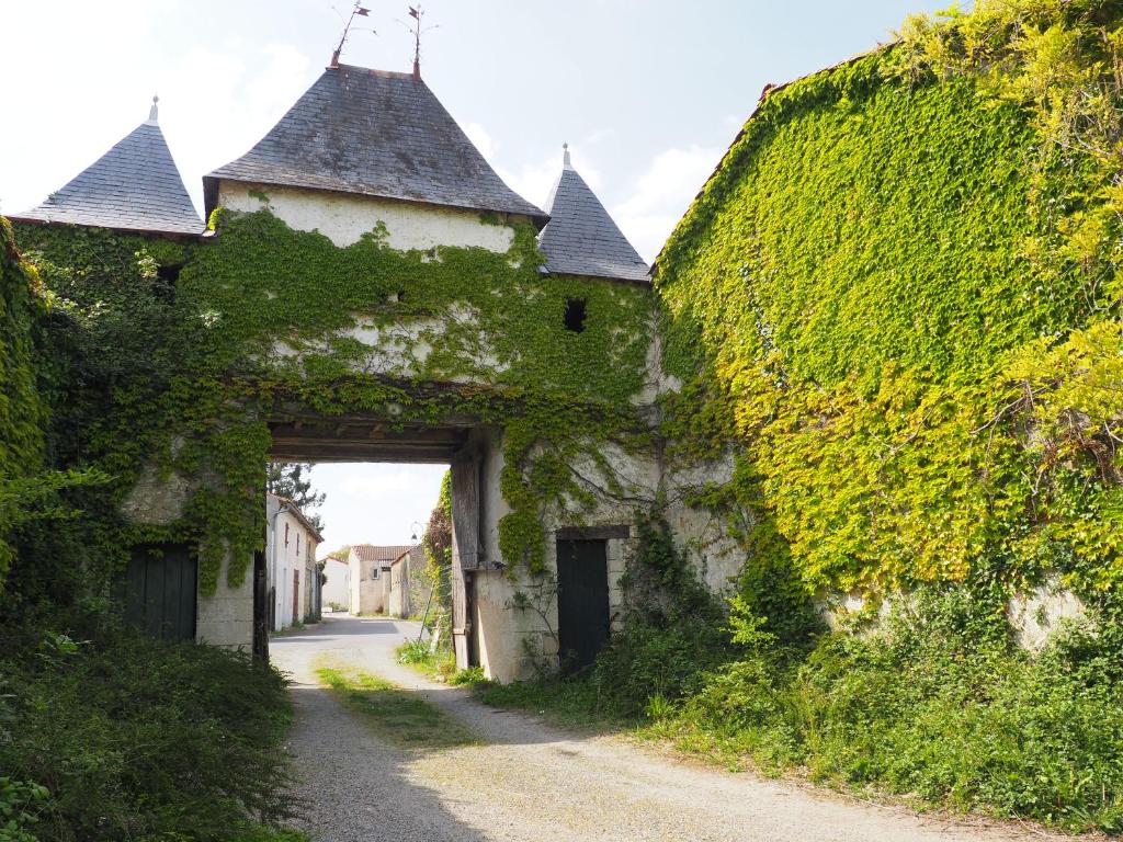 Maison de vacances Château de Parançay - 15 people lodge Parançay 2 Rue du Chateau, 17330 Bernay