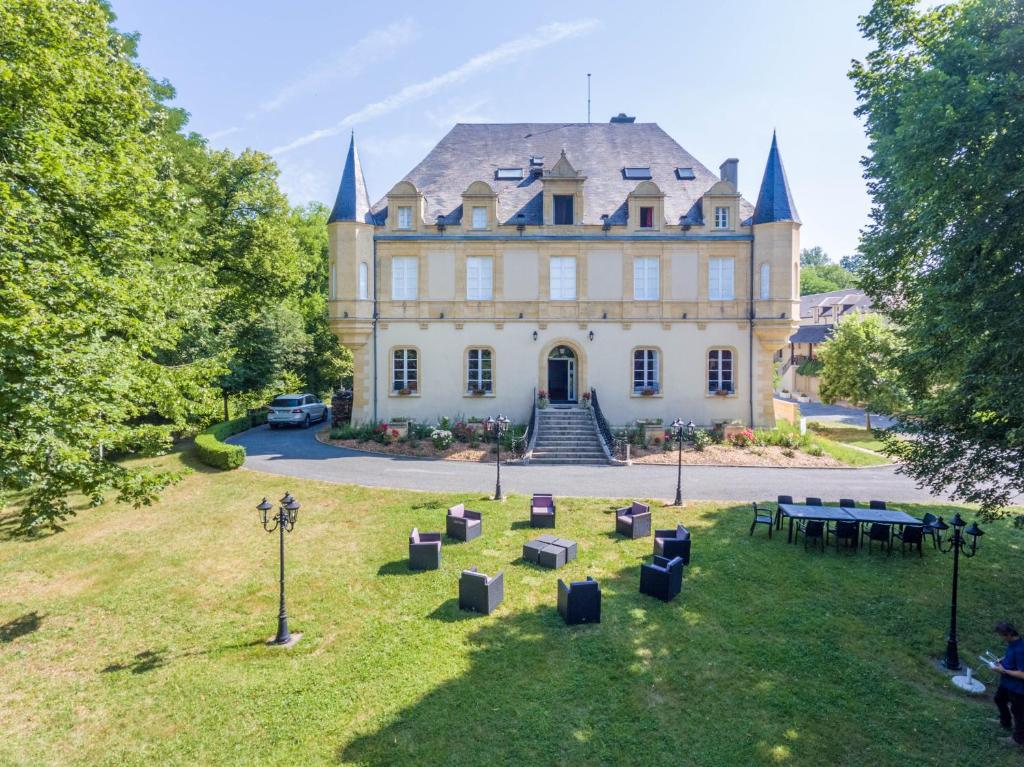 Village vacances Château de Puy Robert LASCAUX Lieu dit Puy Robert - Route de Valojoulx, 24290 Montignac