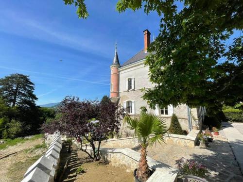 Maison d'hôtes Château de Saint-Genix 655 chemin de Côté Envers Saint-Genix-sur-Guiers