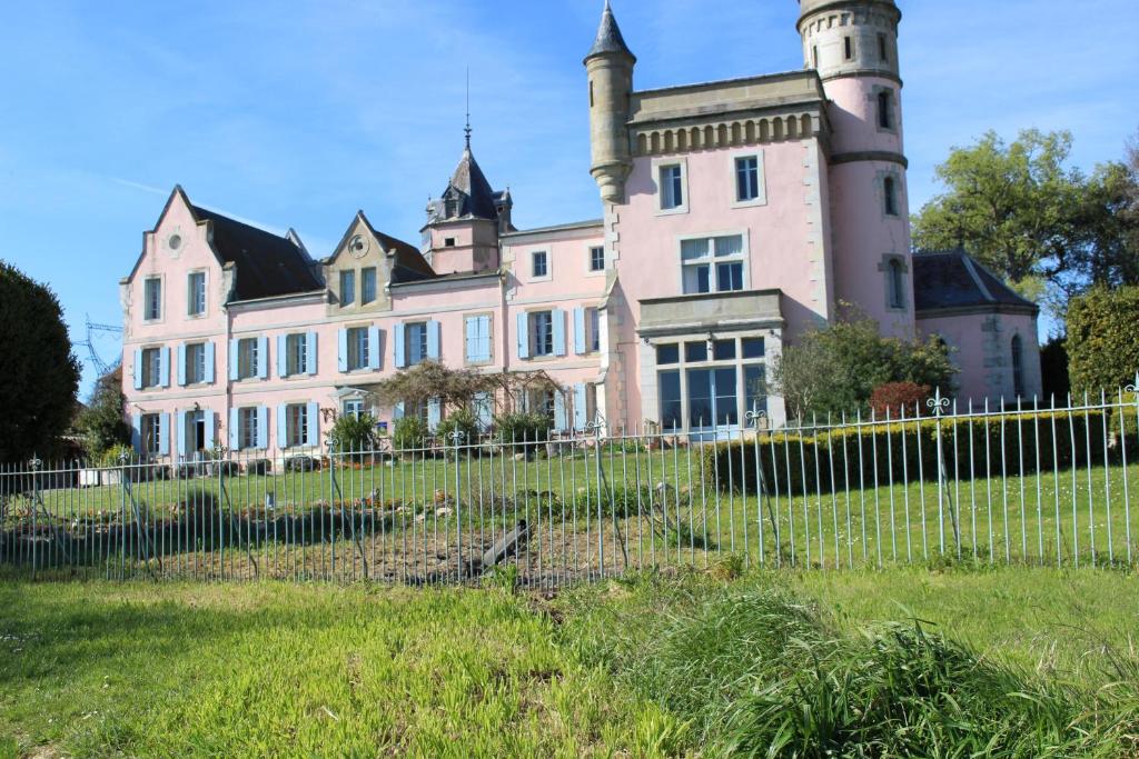 B&B / Chambre d'hôtes Château de Villeneuve - Montolieu Château de Villeneuve n.a, 11170 Montolieu