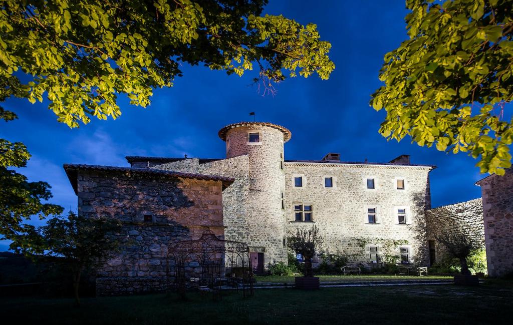 B&B / Chambre d'hôtes Chateau du Besset Le Besset, 07130 Saint-Romain-de-Lerps