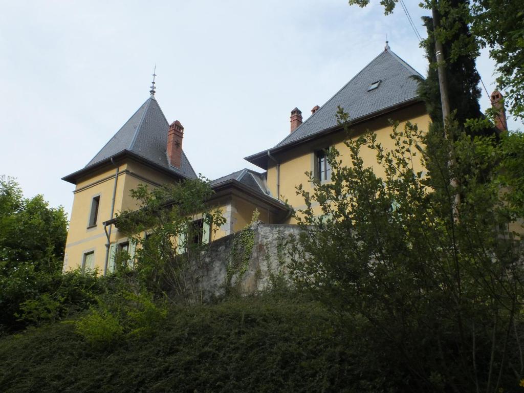 Maison d'hôtes Chateau du Donjon 1136 Route du Chef- Lieu, 73420 Drumettaz-Clarafond