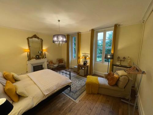 B&B / Chambre d'hôtes Chateau du Grand Lucay LIEU DIT LUCAY Bourbon-lʼArchambault