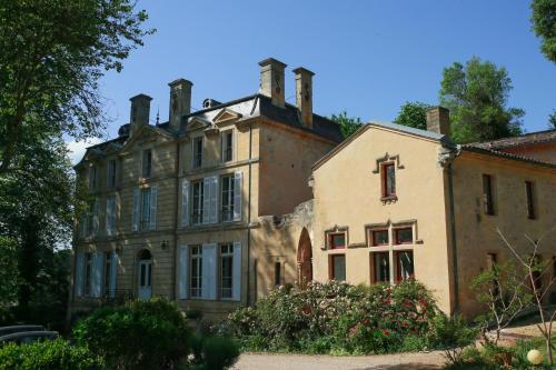 B&B / Chambre d'hôtes Chateau du Vallier superbe suite vignobles BORDEAUX Le Vallier Route du Vallier Langoiran