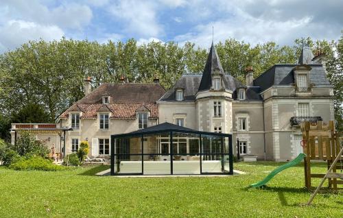 Château l'Hubertière, classé du tourisme 4 étoiles Bouresse france