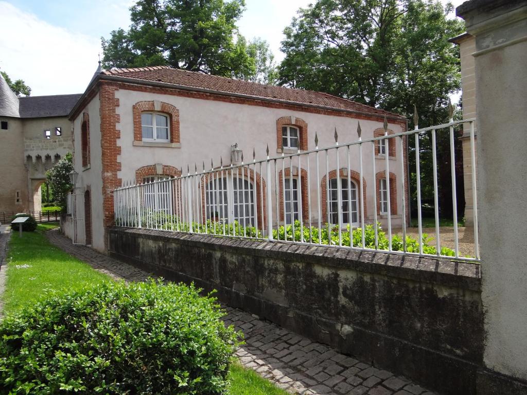 Maison de vacances Château Mesny Gite Au Fil des Pages 8 place Mesny, 57630 Vic-sur-Seille