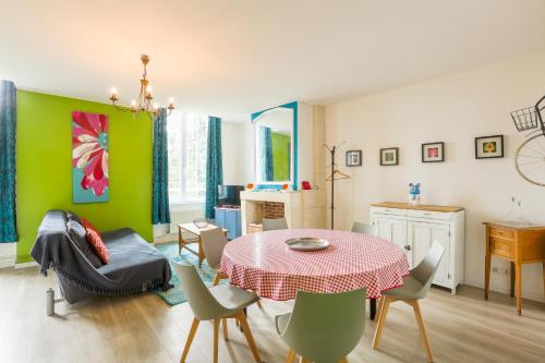 Château Turgot Gîtes Bons-Tassily france