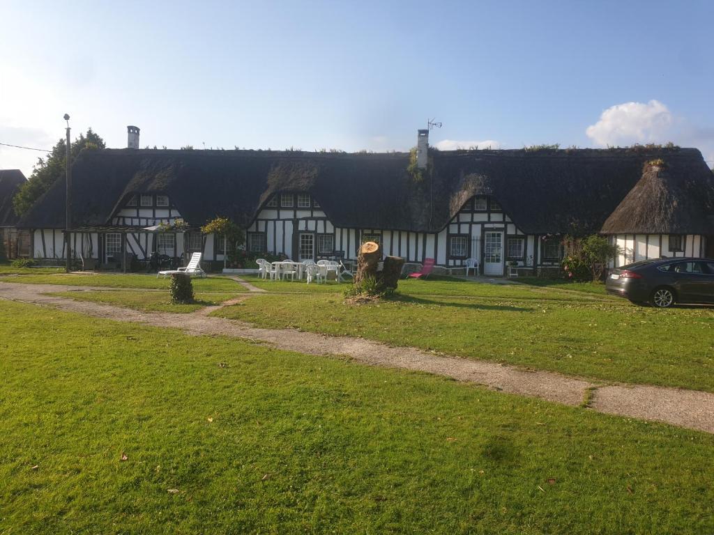 Maison de vacances Chaumière du Château d'ô et sa mini ferme ,Gite 17 couchages 2 Route de Bouquelon, 27170 Goupillières