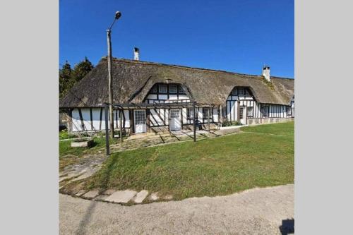 Chaumière du Château d'ô et sa mini ferme ,Gite 17 couchages Goupillières france